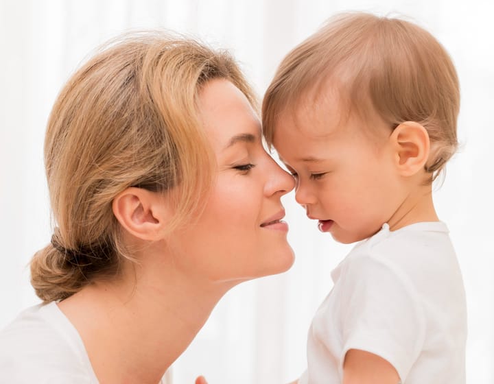 Madre y bebé mostrando cariño juntos